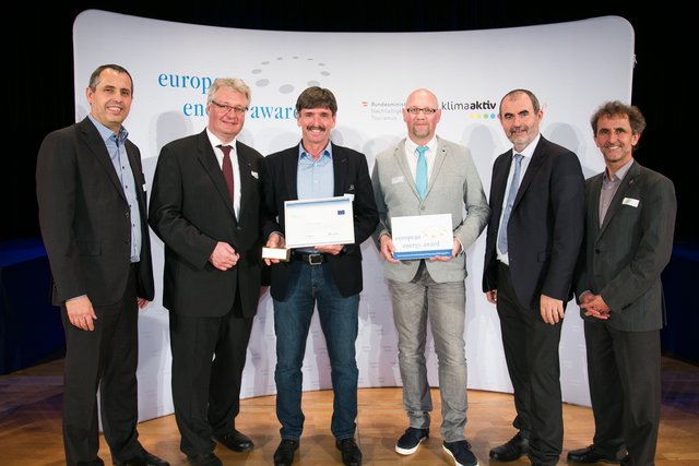 Auch die Gemeinde Virgen konnte sich über die Goldauszeichnung freuen. Im Bild: Bgm. Dietmar Ruggenthaler und Albin Mariacher, gemeinsam mit Generalsekretär Josef Plank (BMNT), Helmut Strasser (Präsident des EEA), Bruno Oberhuber (Energie Tirol) und LAbg. Christoph Kainz (NÖ)