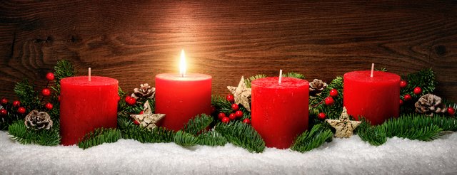 Adventkränze können einfach selber gebunden werden. Die klassischen roten Kerzen sind dabei zeitlos und werden immer wieder gerne verwendet.