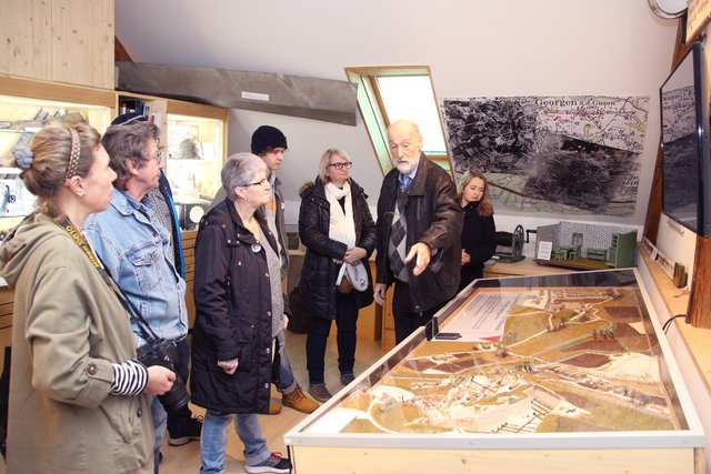 Im St. Georgener Heimathaus konnten sich die Besucher am interaktiven Modell des KZ Gusen und der Stollenanlage Bergkristall in mehrer Sprachen einen Überblick verschaffen.