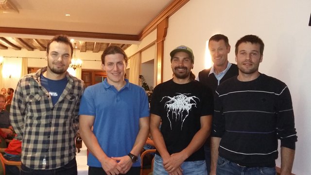 Obmann Michael Poltura (2.v.re.) mit den neuen Berg- & Skiführern, welche sich gerade in der dreijährigen Ausbildung befinden.