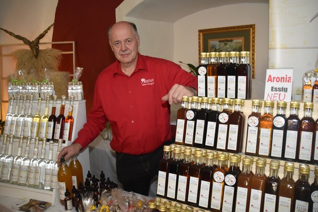Macht aus Äpfeln und vielen anderen Früchten Essig: Erich Hirmann aus Rudersdorf.