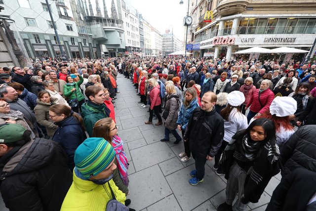Hunderte Passanten tanzen bei der traditionellen Quadrille um 11:11 Uhr am Stephansplatz mit. | Foto: Wiener Tanzschulen/APA-Fotoservice/Schedl