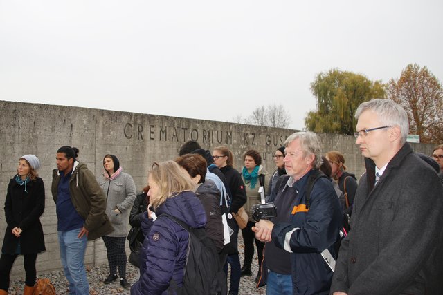 Menschen aus vielen europäischen Ländern lauschten interessiert den Erklärungen.
