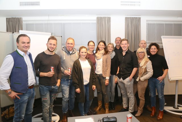 Maria Heuberger (6.v.l.) und die Workshop-Teilnehmer freuten sich, Impulse von den beiden Spitzenreferenten 
Robert Kraxner (erste Reihe, 3.v.r.) und Matthias Florian (5.v.r.) in St. Ruprecht zu bekommen.