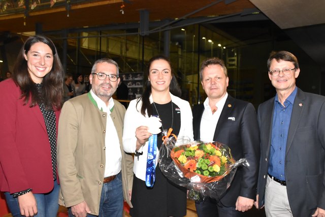 Großer Empfang für Martina Kuenz (M.) und ihre Bronzemedaille: LA Sophia Kircher, Bgm Inzing Josef Walch, RSCI-Obmann Klaus Draxl und Zirler Bgm. Thomas Öfner