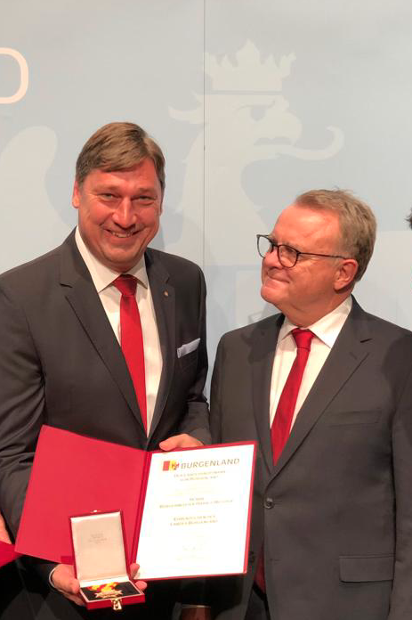Harald Richter erhielt die Auszeichnung aus den Händen von Landeshauptmann Hans Niessl.