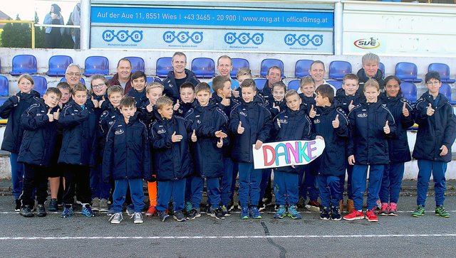 Die Kinder und Betreuer der Eibiswalder U11 sagen Danke. | Foto: Franz Krainer