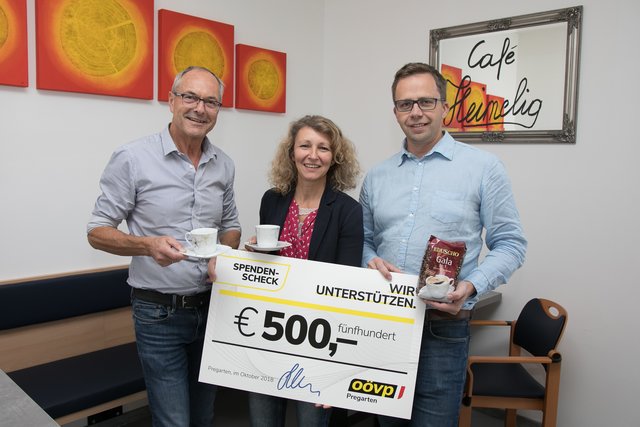Spendenübergabe (von links): Bürgermeister Anton Scheuwimmer, Heimleiterin Gerda Diesenreither und Vizebürgermeister Fritz Robeischl.