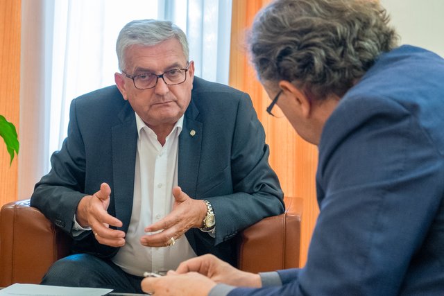 Gemeindebund-Präsident Alfred Riedl meint, man bereite sich in den Gemeinden auf mögliche Katastrophen vor, aber Panik ist unangebracht. | Foto: Arnold Burghardt