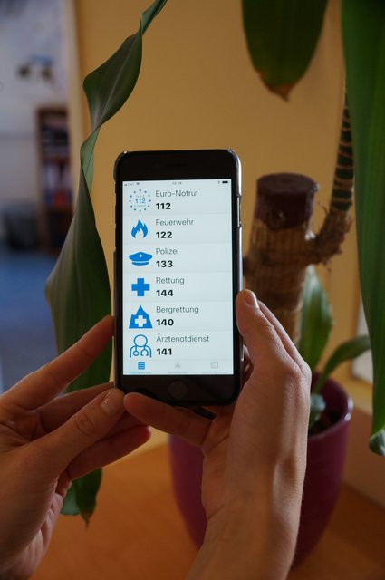 Groß und übersichtlich sind die Nummern direkt von der App aus wählbar.