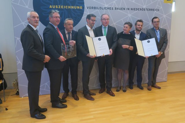 Landesbaudirektor DI Walter Steinacker, Bgm. Robert Weber, MSc, Vizebgm. Nikolaus Brenner, Architekt DI Christoph Janauschek, LH-Stv. Stephan Pernkopf, Frau Direktor Mag. Karin Bresnik, Architekt DI Dr. Daniel Hora, Ing. Peter Seitz | Foto: Hans Hornyik