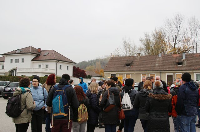 Einst Lagertor, heute luxuriös umgebuate Villa, daneben baufällige KZ-Baracken: Ein weiterer harter Kontrast in Gusen.