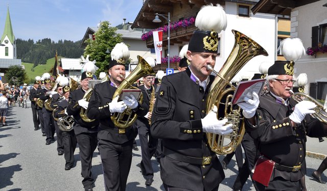 Die Knappenmusikkapelle Fieberbrunn sorgt für eine musikalische Umrahmung der Cäcilienmesse.