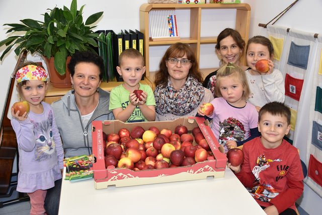 Heidi Peneder, Heidi Mitterlehner und Stefanie Steiner überbrachten die Äpfel in den Kindergarten. 