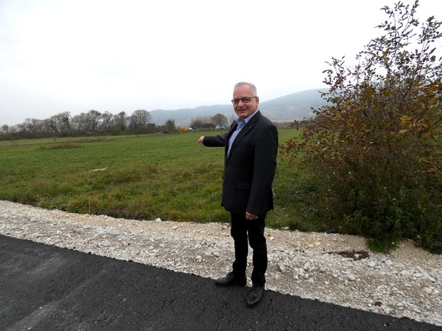 Bürgermeister Ferdinand Köck in Gumpoldskirchen: Hier wird gebaut, auch dank EU.  | Foto: mc