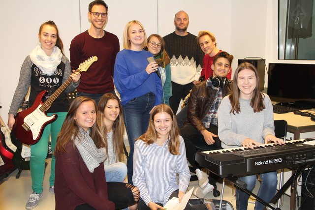 Die Schüler ließen gemeinsam mit ihren Professoren im Tonstudio der Kreativität freien Lauf.  | Foto: Borg Feldbach