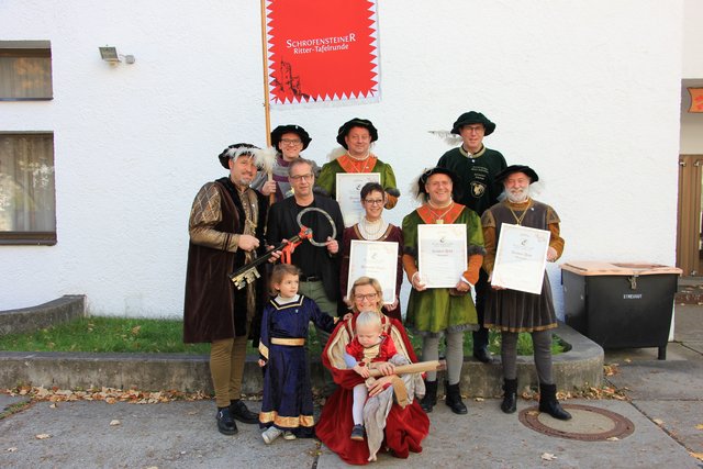 "Schalla schalla" in Perjen: Die Schrofensteiner Ritter Tafelrunde mit Bgm. Wolfgang Jörg und den neuen Ehrenrittern.