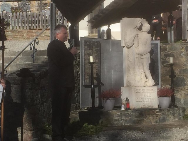 Obmann Manfred Kogler bei seiner Gedenk-Ansprache vor dem Kriegerdenkmal. | Foto: ÖKB Krakauebene/Martin Siebenhofer