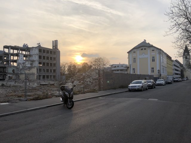 Beim Lokalaugenschein vor der Baustelle zeigt sich, dass noch genug Parkplätze vorhanden sind.