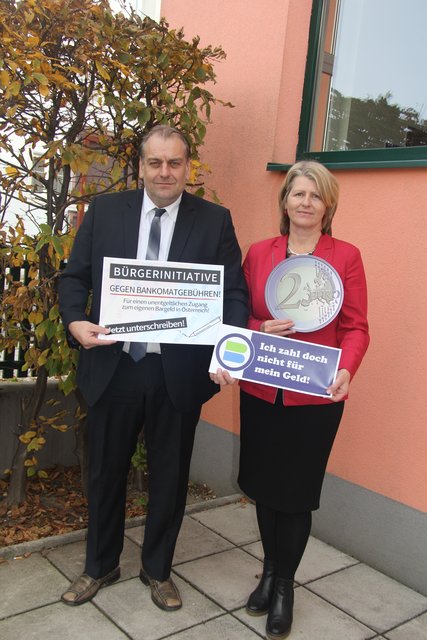 Andreas Kollross und Karin Scheele kämpfen gegen die Gebühren, die den Bankkunden zukünftig drohen. | Foto: mw