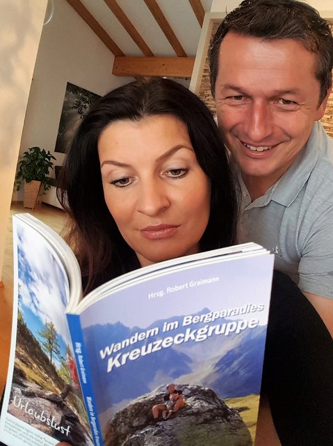 Die Buchautoren Robert und Martina Graimann mit ihrem neuesten Werk rund ums Wandern in der Kreuzeckgruppe