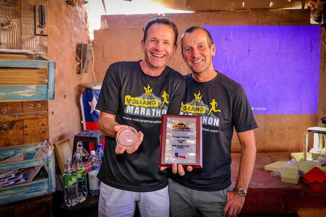 Alexander Rüdiger (l) bei der Siegerehrung mit 'Volcano Marathon'-Veranstalter Richard Donovan | Foto: Mark Conlon