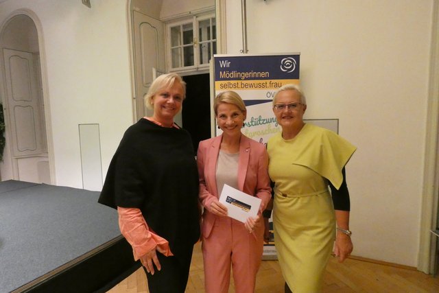 Bezirksleiterin Andrea Kö mit Moderatorin Kristina Sprenger und Kommunikationsexpertin Heid Glück