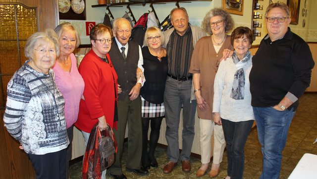 Foto zwischendurch: V.l.n.r.: Mara Tinhofer, Helga Steinberger, Grete Habel, Karl Leidenfrost, Renate Huber, Alois Goiser, Christa Urschitz, Rosi Phillipp, Erwin Willinger