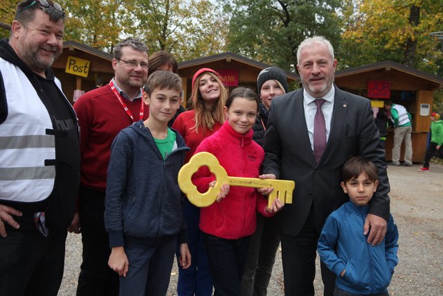 Freilassings Bürgermeister Josef Flatscher (rechts) stattete der "Kinderstadt" einen Besuch ab. | Foto: Stadt Freilassing