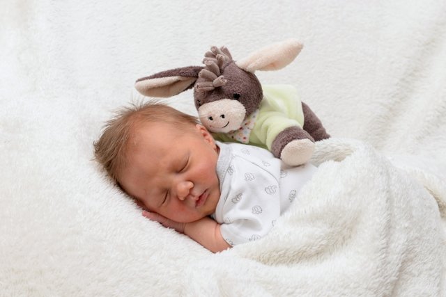 LEONIE • Datum: 23.5.2018, Eltern: Julia &amp; Christian Moser, Größe: 47 cm, Gewicht: 2740 g | Foto: babysmile