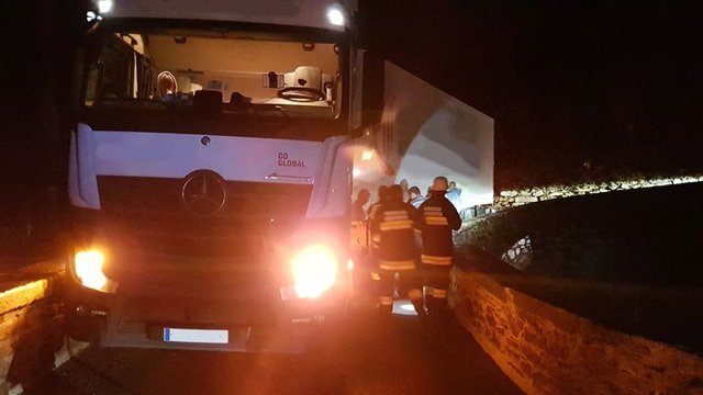 Nichts geht mehr: Der spanische Sattelschlepper blieb auf der Steinernen Brücke in Lieserhofen stecken | Foto: FF Lieserhofen