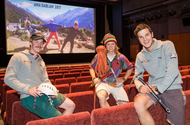 Kamen mit typischer Bergsteigerausrüstung ins Kino: Medardus Schweiger, Marco Hauer und Toni Pilz. | Foto: Neumayr/Leo 