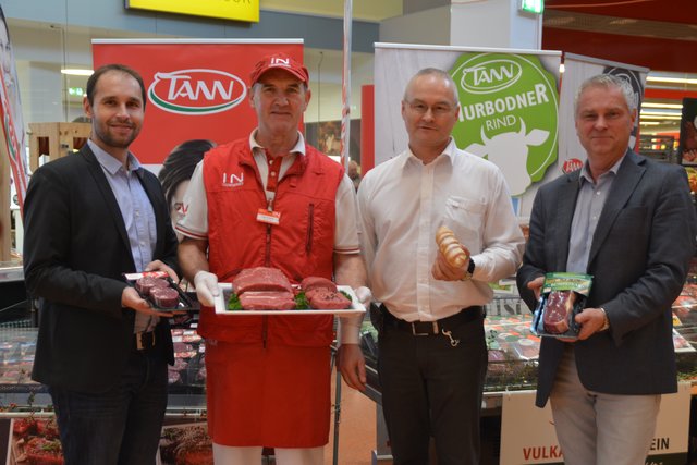Genuss-Spezialitäten: Christoph Kovacs (TANN-Gebietsleiter), Peter Paul Schlaffer, Peter Birkenau (Interspar-Geschäftsleiter) und Hubert Strajhar (TANN-Gebietsleiter)