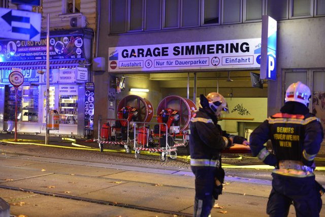 "Brand Aus" hieß es erst gegen 19.15 Uhr in der Simmeringer Hauptstraße 108. | Foto: Manfred Sebek
