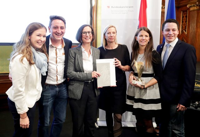 Abgeordnete zum Nationalrat Claudia Plakolm, Stv. Landesleitung Landjugend Oberösterreich Manuel Lanzerstorfer, OÖ Landesmuseum Thekla Weissengruber, Bundesministerin für Frauen, Familien und Jugend Juliane Bogner-Strauß, Geschäftsführerin  Landjugend Oberösterreich Stefanie Schauer, Bundesleiter der Landjugend Österreich Martin Stieglbauer (von links). 
 | Foto: Andy Wenzel