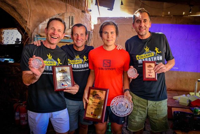 Alexander Rüdiger (l) bei der Siegerehrung mit 'Volcano Marathon'-Veranstalter Richard Donovan, dem Sieger Juuso Simpanen aus Finnland und dem Drittplazierten Regis Depery aus Frankreich (vlnr.) | Foto: Mark Conlon