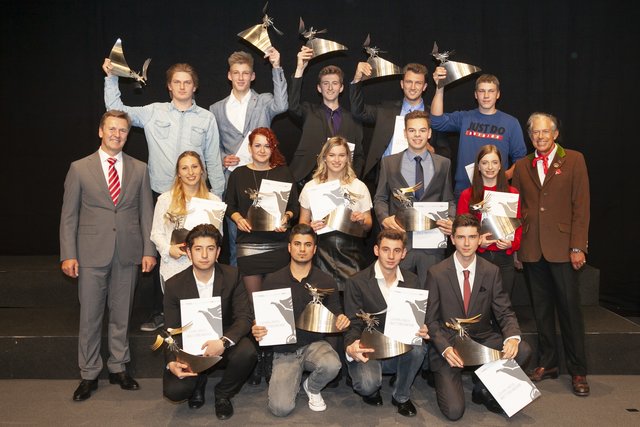Die Landessieger des TyrolSkills Lehrlingswettbewerbes. Den Landessiegern des TyrolSkills Lehrlingswettbewerbes gratulierten WK-Präsident Jürgen Bodenseer und WK-Vizepräsident Martin Felder.