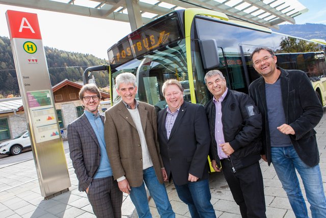Freuen sich über die zusätzlichen Verbindungen zwischen Landeck, Fließ, Grins und Stanz (v.li.): VVT-GF Alexander Jug, Ferdinand Beer (Vizebgm. Stanz), Thomas Lutz (Bgm. Grins), Hans-Peter Bock (Bgm. Fließ) sowie Gerald Jochum (regioL). | Foto: Verkehrsverbund Tirol