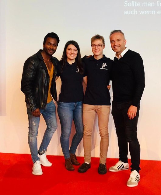 (V.li.) Motivator Biyon Kattilathu, Landesschulsprecher Magdalena Buchinger und Michael Gillesberger, Stefan Süß.  | Foto: nachtleben