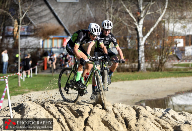 Max Kabas und Jonas Prihal kämpfen um jeden Millimeter | Foto: Ernst Teubenbacher
