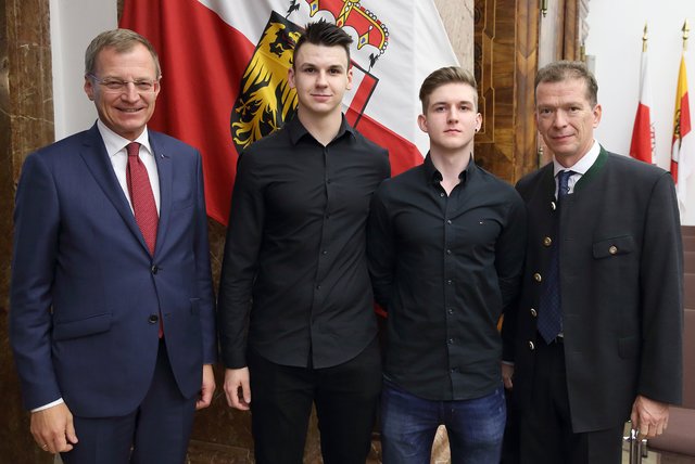 Lehrlinge der Laakirchen Papier AG wurden vom Land OÖ geehrt. V.l.n.r: Landeshauptmann Thomas Stelzer, Neven Lukanovic, Marcel Dickinger und Lehrlingsausbildner Peter Hofstödter. | Foto: Land OÖ