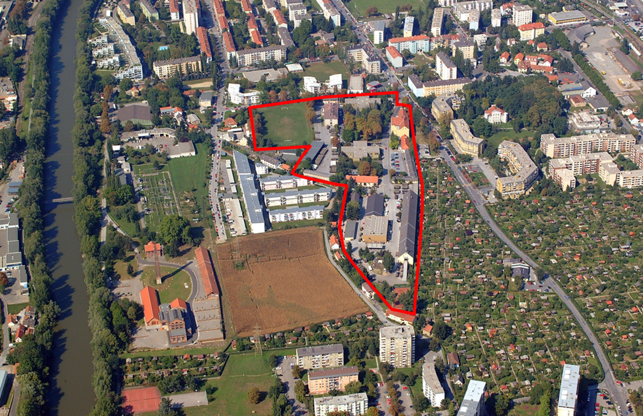 Vor allem in der Adventzeit platzten die Busparkplätze in Opernnähe aus allen Nähten. Jetzt gibts Parkplätze in der Kasernstraße.