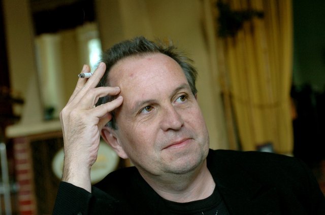 Der Musiker Oskar Aichinger präsentiert sein erstes Buch. | Foto: Regine Hendrich