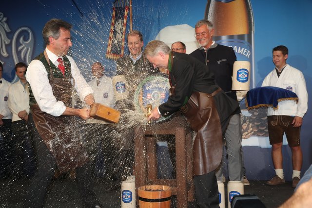 Na bumm: Nagl nahm den Bieranstich vor. | Foto: Brau Union Österreich/Josef Pail