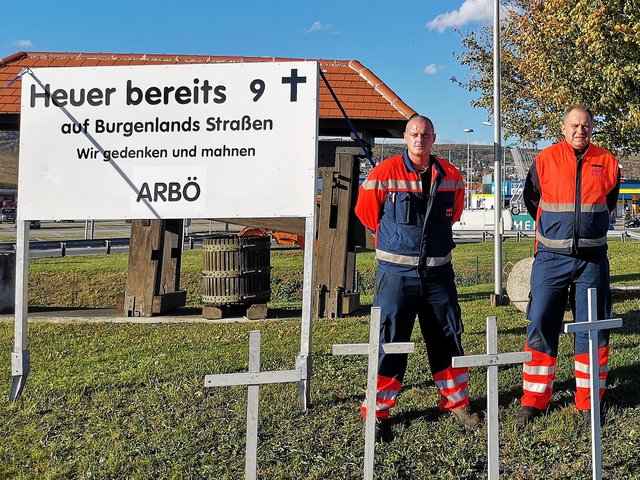 Die weißen Kreuze befinden sich auch beim Kreisverkehr auf der Mattersburger Straße