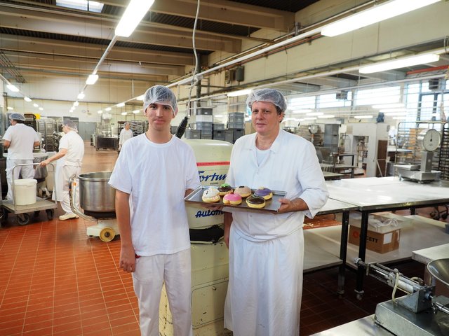 Produktionsleiter Christian Schöpf (rechts) mit Lehrling Marvin. | Foto: Markus Spitzauer