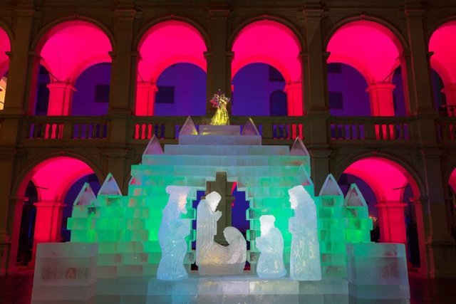 Besuchermagnet: Die Eiskrippe im Landhaushof. | Foto: Graz Tourismus/Harry Schiffer