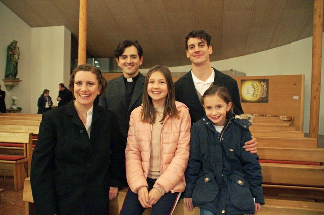 Nach der Uraufführung von "Stille Maus und Stille Nacht" waren Anna Sophie (Mi.) und Laura (re.) die ersten, die ihrem Onkel Florian Sumerauer (hinten re.) zur Darstellung des Franz Xaver Gruber gratulierten. Katharina Halus, die Mohrs beste Freundin spielte, und Hanno Waldner, der Joseph Mohr darstellte, freuten sich über die jungen Theaterbesucherinnen