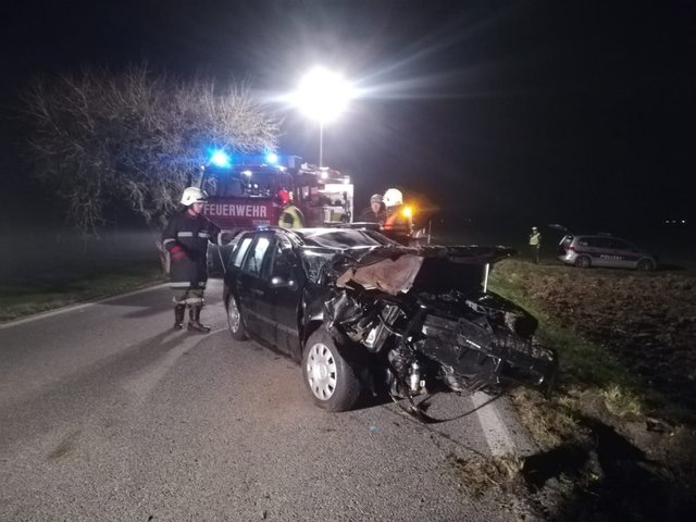 Der Lenker wurde unbestimmten Grades verletzt. | Foto: FF Antiesenhofen