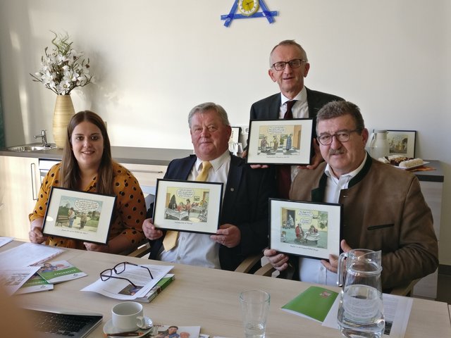 Karin Altmüller, Franz Zhentner, Georg Wojak und Christian Kager mit den Karikaturen von Achim Greser und Heribert Lenz. | Foto: Gwendolin Zelenka